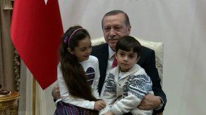 Erdogan recibe a niña siria cuyos tuits describían infierno de Alepo