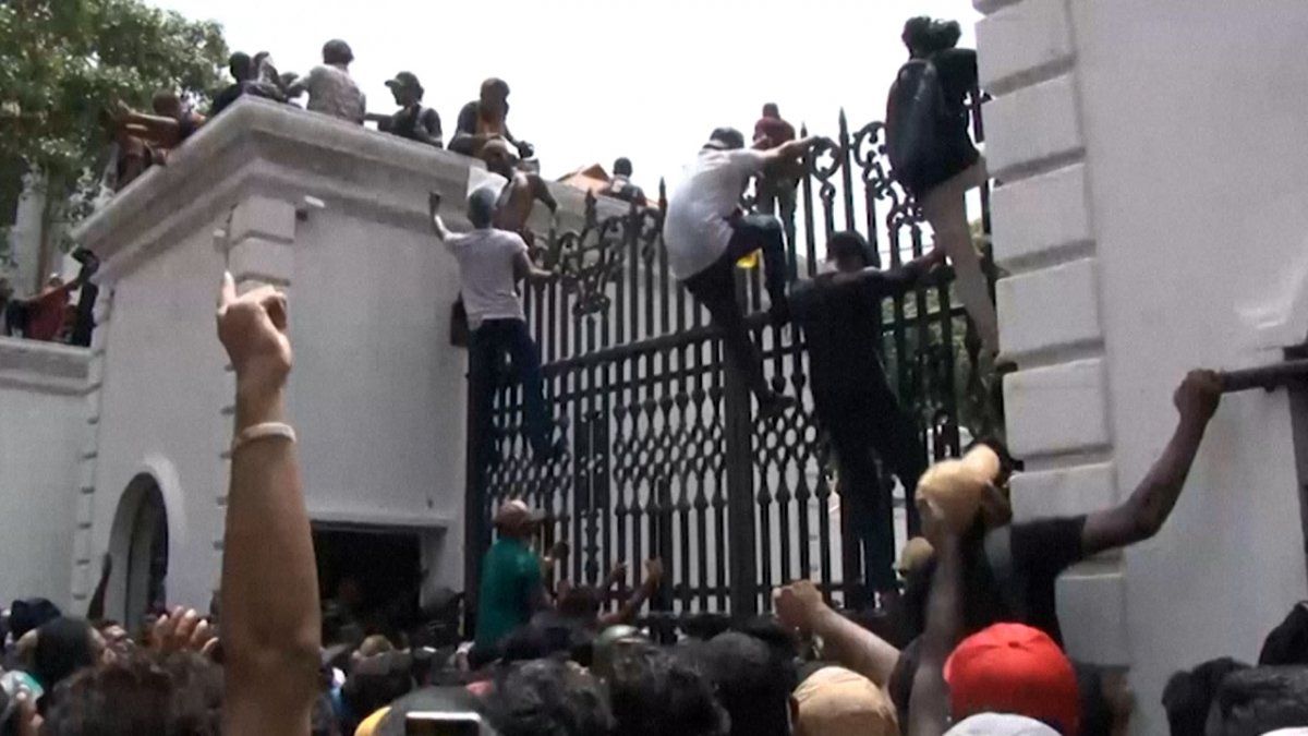 El presidente de Sri Lanka huye de su residencia invadida y hace saber que renunciará