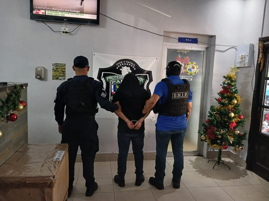 Funcionario de Migración es aprehendido por Corrupción de Servidores Públicos.
