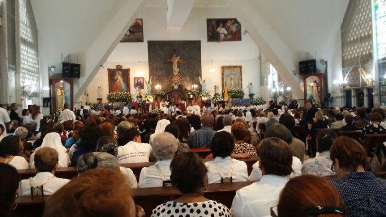 Dan el último adiós a la madre del Padre David Cosca