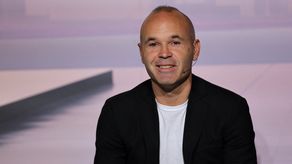 Andrés Iniesta, la leyenda del fútbol español, se retira tras dos décadas de una exitosa carrera.