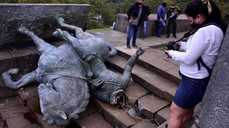 Autoridades de Colombia rechazan derribo de estatua de un conquistador español por indígenas