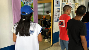 Defensoría detalla que 221 mesas de votación se instalaron después de las 7:00 a.m. del domingo 5 de mayo.