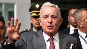 Justicia de Colombia ordena libertad a expresidente Álvaro Uribe.