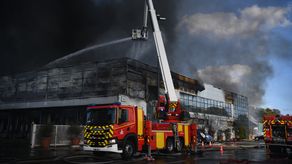Un centenar de bomberos y treinta aparatos fueron movilizados a la zona.