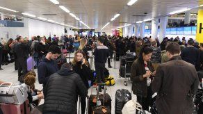 El aeropuerto de Gatwick en Londres informa que nuevamente suspende vuelos por drones