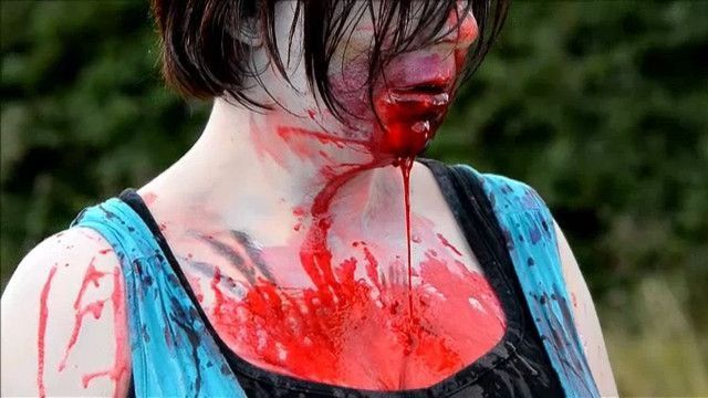 Video: En Reino Unido, carrera de obstáculos con zombies