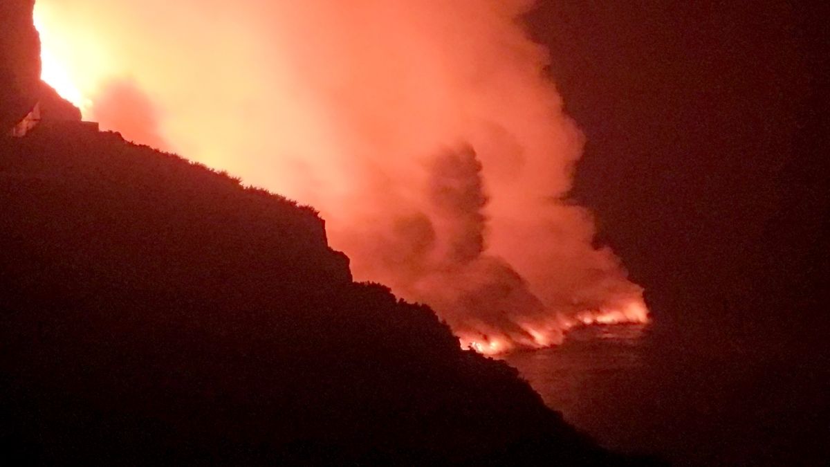 Gases tóxicos tras llegada al mar de la lava del volcán de Canarias son de bajo riesgo - Vimarsana News