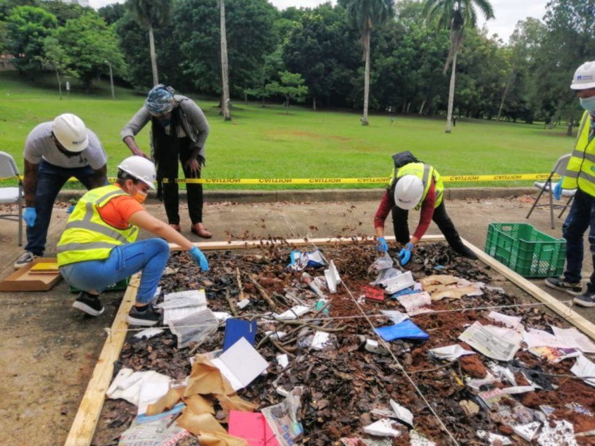 Voluntarios durante la capacitación para la protección del patrimonio documental.