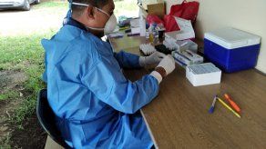 Realizan pruebas para detectar la COVID-19.