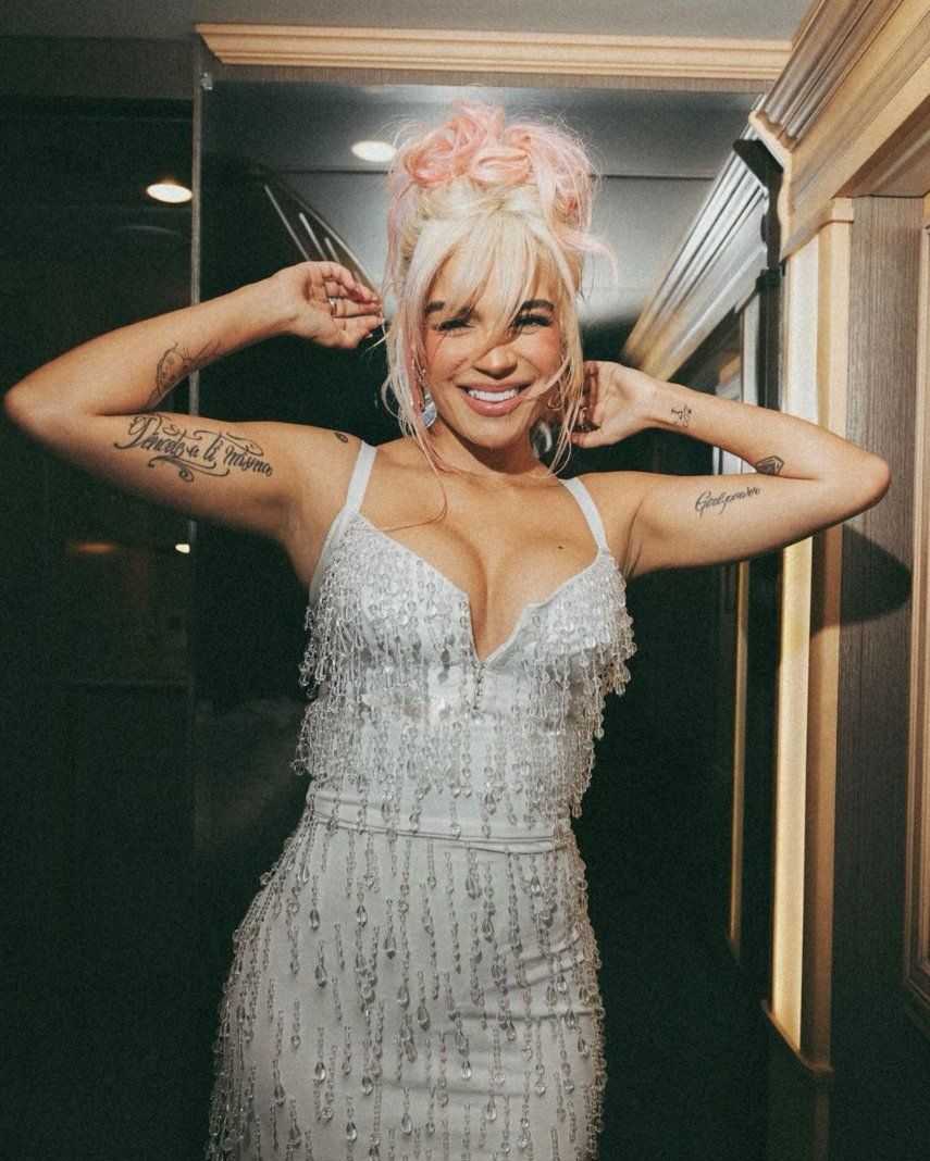 Karol G deslumbra con inspiración en Selena Quintanilla