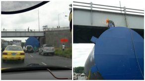Mula que transportaba tanque queda atascada bajo puente en San Miguelito