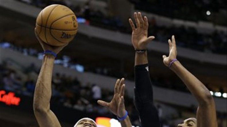 Carter superó marca de Bird en victoria de Mavs