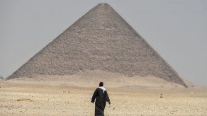 Detenido por fotografiarse con el trasero al aire en las pirámides de Guiza
