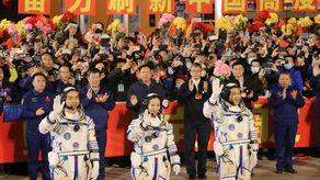 Los astronautas (de L) Ye Guangfu, Wang Yaping y Zhai Zhigang, la segunda tripulación de la nueva estación espacial de China.