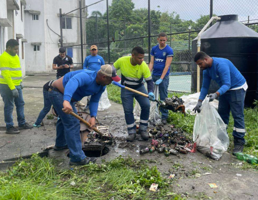 Alcaldía retira toneladas de basura en Pueblo Nuevo