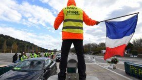 Francia espera ansiosa medidas de Macron para desactivar crisis de chalecos amarillos
