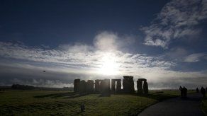 Descubren menhir prehistórico cerca de Stonehenge