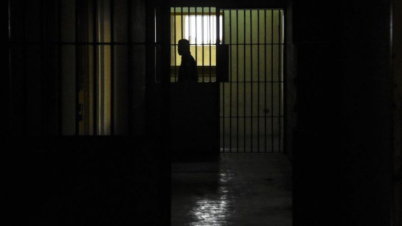 Detienen a un joven por arrojar artefacto en casa de juez argentino Bonadio