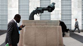 Muere el escultor del revólver con el cañón anudado