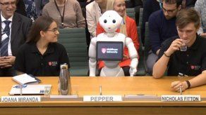 Un robot habla de inteligencia artificial ante los diputados británicos