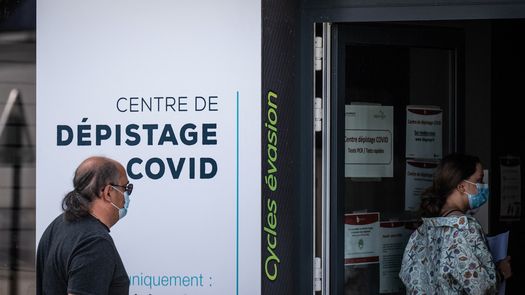 La gente hace fila en un centro de pruebas de covid-19 en la ciudad de Nantes, en el oeste de Francia.
