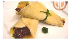 Crepes con fajitas de carne.
