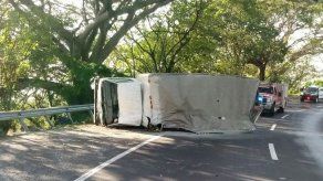 Reportan víctima fatal tras vuelco de camión en Loma Campana
