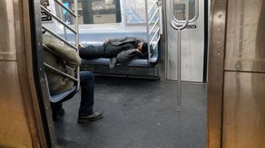 Muchas personas sin hogar se refugiaron en el metro de Nueva York tras el cierre de refugios en el peor momento de la pandemia.