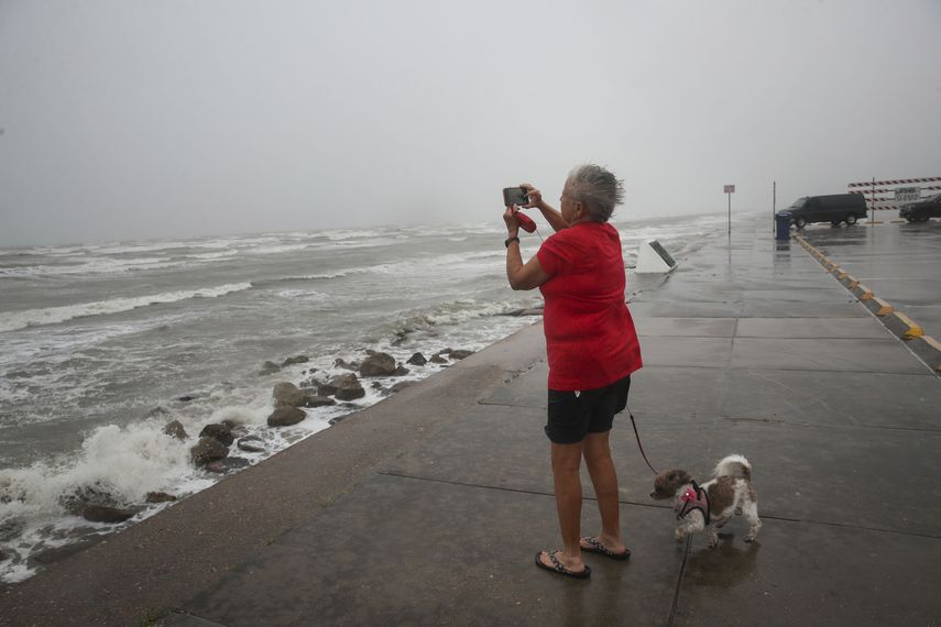 Tormenta tropical Nicholas aumenta fuerza en Golfo de México
