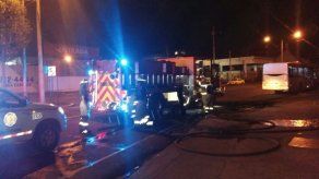 Bomberos extinguen incendio en un depósito frente al Mercado del Marisco