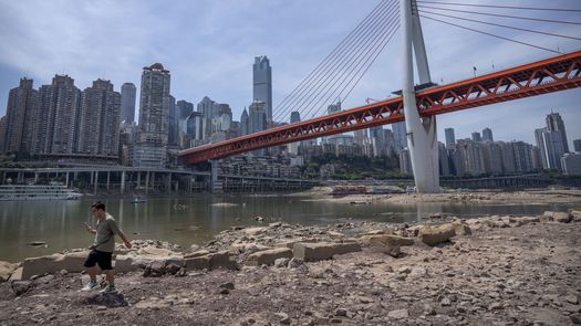 La sequía y el calor han marchitado los cultivos y provocado el encogimiento de los ríos, incluido el gigante Yangtsé, lo que a su vez ha reducido el suministro de energía de las represas hidroeléctricas en un momento de gran demanda de aire acondicionado.