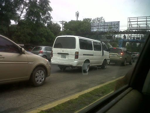 Químico sobre puente vehicular afecta vía Simón Bolívar