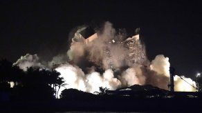 Retoman búsqueda tras derribar restos de edificio en Florida