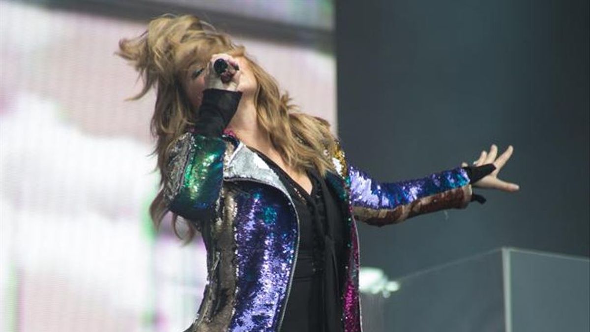 Shania Twain se orinó encima durante un concierto y nadie se dio cuenta