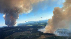Una de las preocupaciones ahora en las regiones que han estado afectadas por la cúpula de calor es la calidad del aire debido a las decenas de incendios forestales que están causando la sequedad.