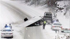 Nevadas intensas bloquean carreteras en el noroeste de EU