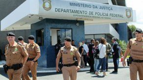 Lula abandona la comisaría tras concluir su declaración