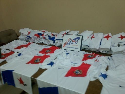 Aduanas decomisa 130 camisetas falsificadas de la sele