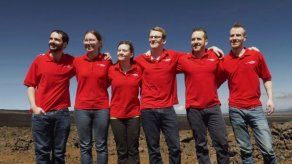 Seis voluntarios emergen de un domo tras ocho meses simulando la vida en Marte