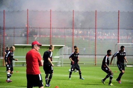 Hinchada del Bayern apoya a su equipo previo a la final