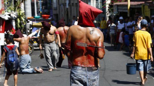Miles de personas en los sangrientos ritos del Jueves Santo en Filipinas