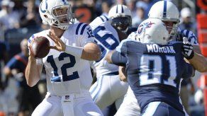 Luck sigue perfecto ante Titans