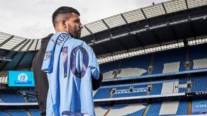 Kun Agüero se despide con doblete
