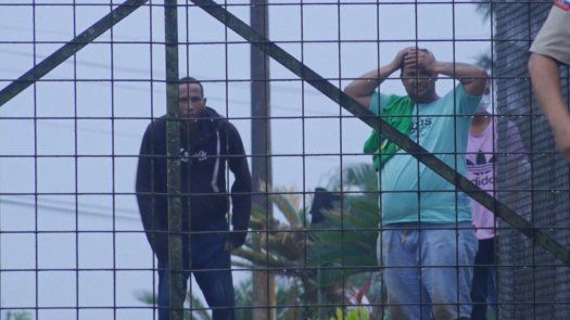 Familiares aguardan noticias tras mortífero motín en cárcel de Ecuador