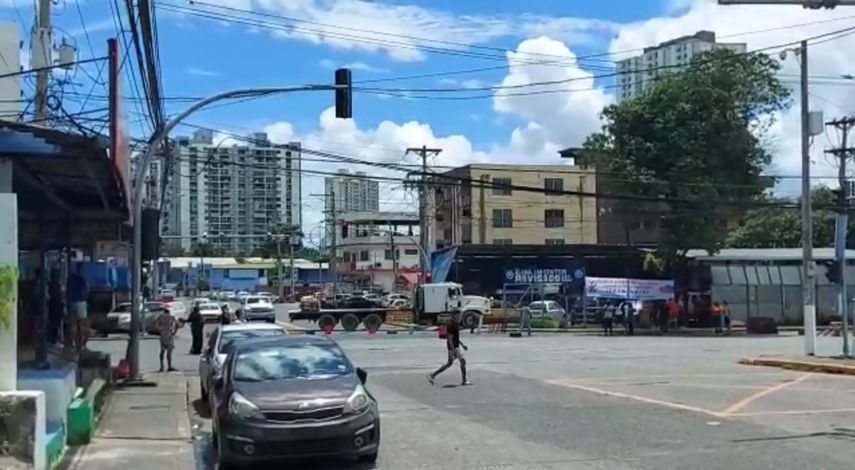 Cierre en la Ave. 12 de Octubre.