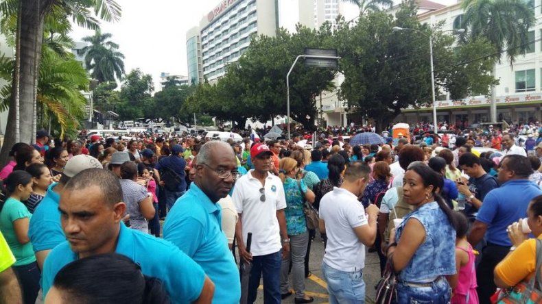 Docentes marchan a la Presidencia, exigen mayor inversión en educación