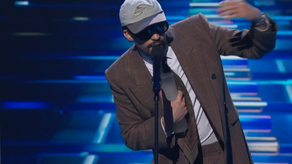 Bad Bunny recibió el premio Billboard Top Latin Artist del siglo XXI durante los Latin Billboard 2025.