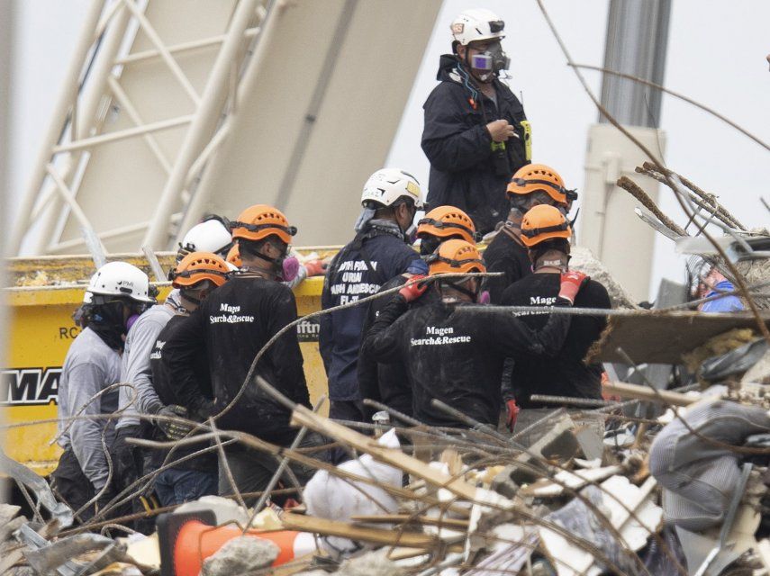 Los equipos de búsqueda y rescate buscan posibles sobrevivientes y recuperan restos en el edificio de condominios Champlain Towers South
