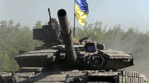 Tropas ucranianas montan un tanque en una carretera de la región oriental ucraniana de Donbas.
